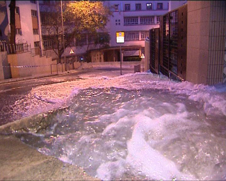 
西環有食水管爆裂部份樓宇供水受影響