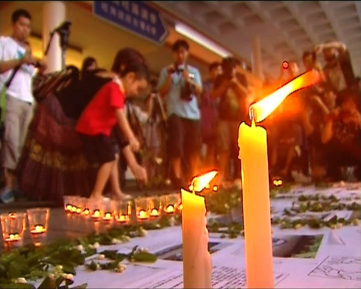 
巿民以燭光悼念鐵路事故死難者