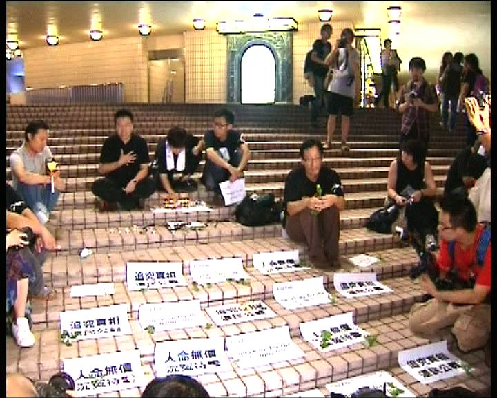 
維港兩岸有巿民悼念鐵路事故死難者