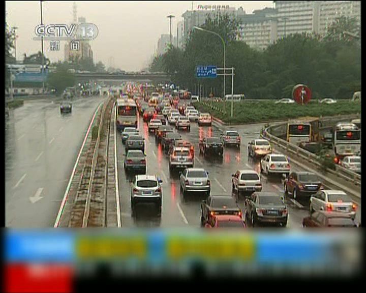 
北京突受暴雨襲擊陸空交通受阻