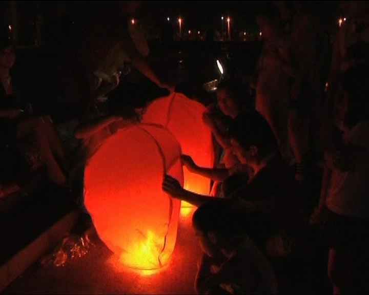 
溫州民眾點天燈悼念7.23死難者