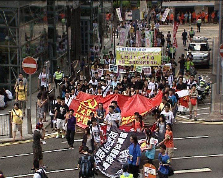 
多個團體遊行反對推國民教育科