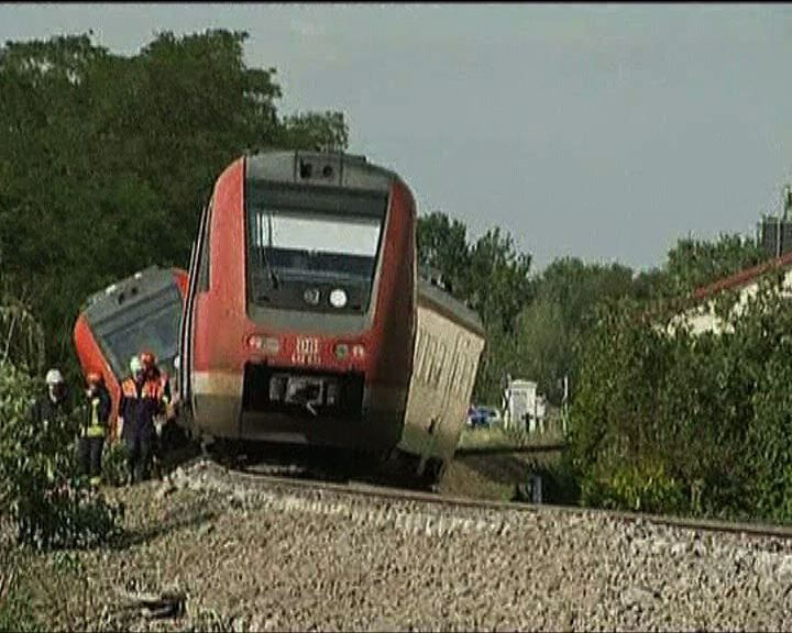 
德國火車撞汽車逾50人傷