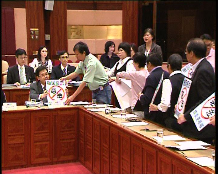 
泛民抗議政府拒撤遞補方案