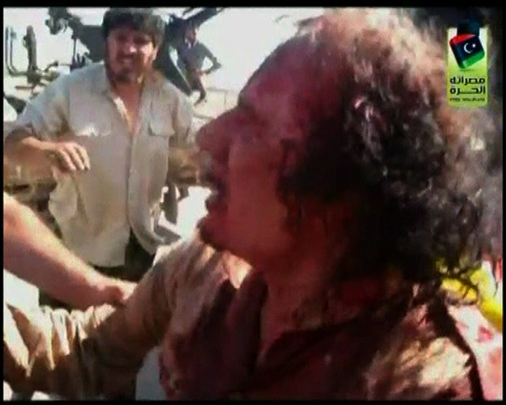 
片段顯示卡達菲死前遭拍打