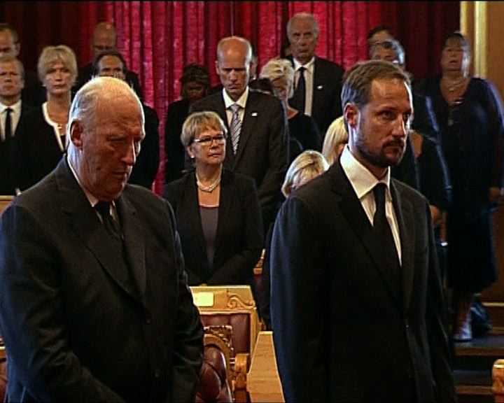 
挪威國會悼念連環襲擊死難者