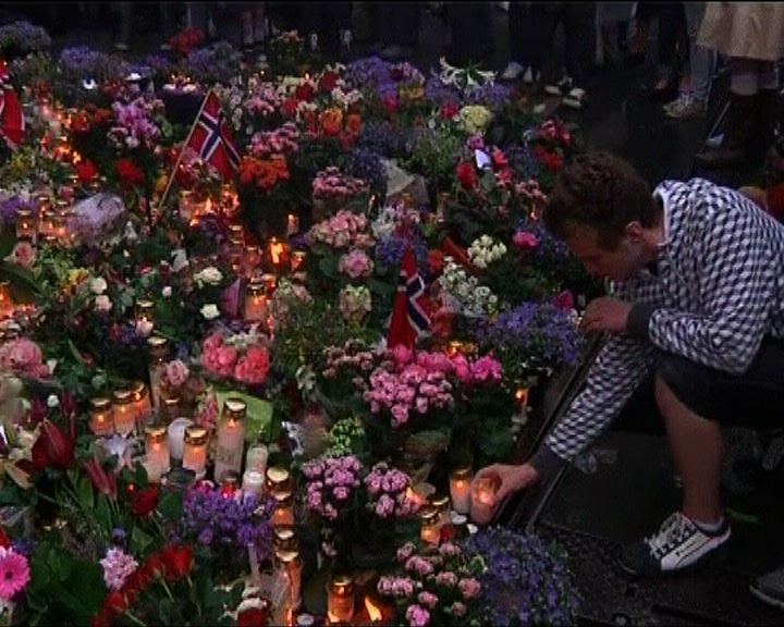 
挪威民眾悼念襲擊案死難者