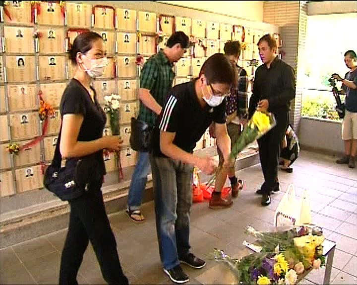 
易小玲陳國柱拜祭死難團友