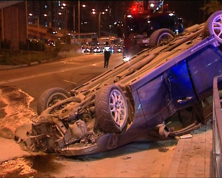 
大圍私家車撞欄翻轉兩人輕傷