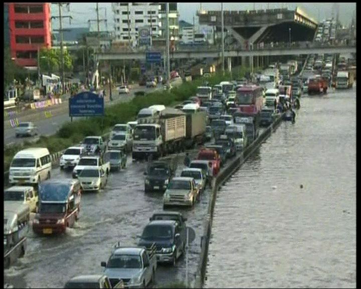 
曼谷北部水浸軍方助民眾撤走
