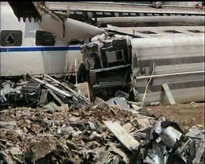 
溫州列車相撞意外當局埋車廂殘骸