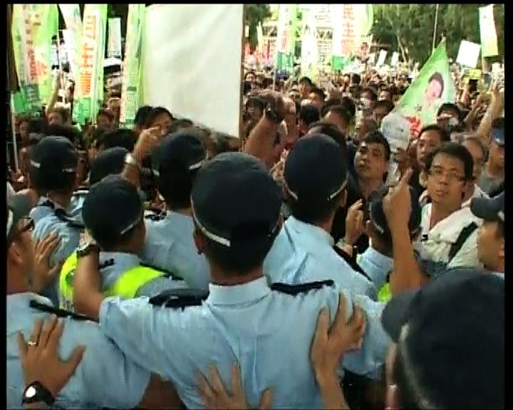 
示威者突破警方防線湧入高士威道