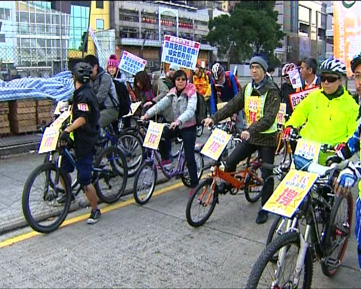 
團體發起單車遊行爭取全民退保