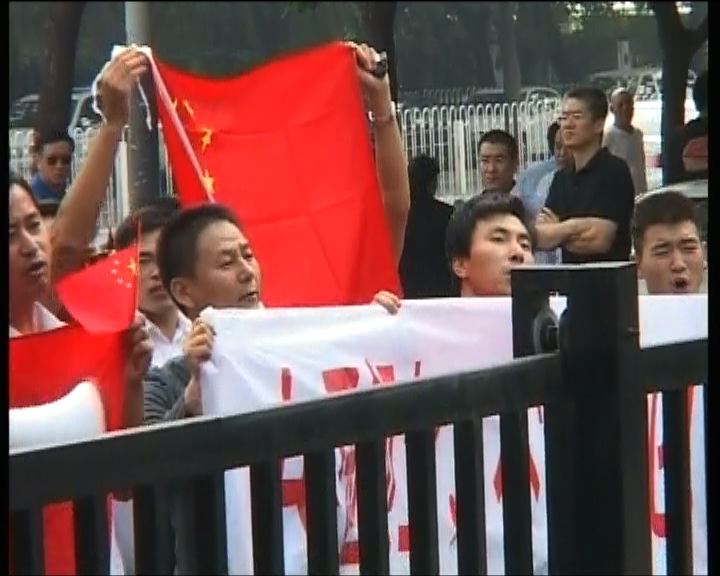 
日本駐華使館外有示威抗議買島