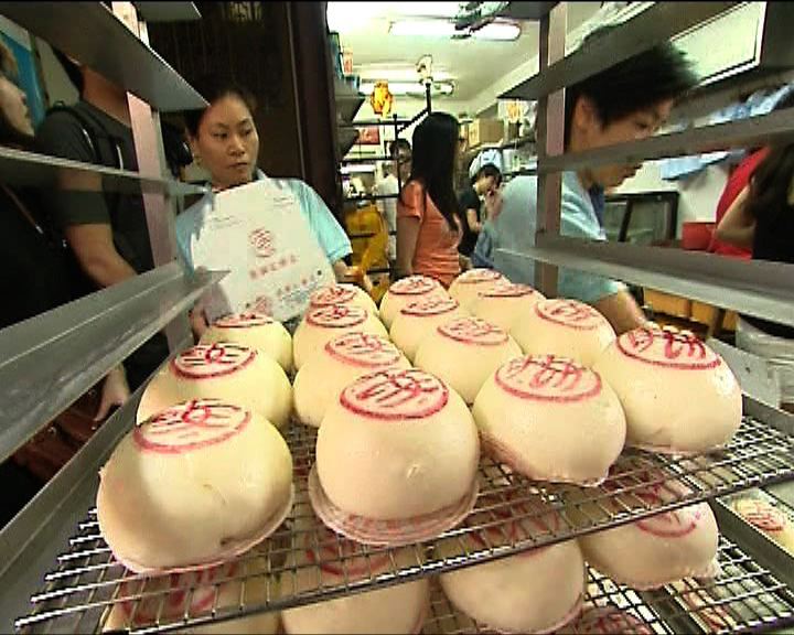 
不少市民在長洲排隊購買平安包