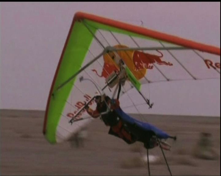 
內地有人駕滑翔翼飛越瓜州戈壁荒漠