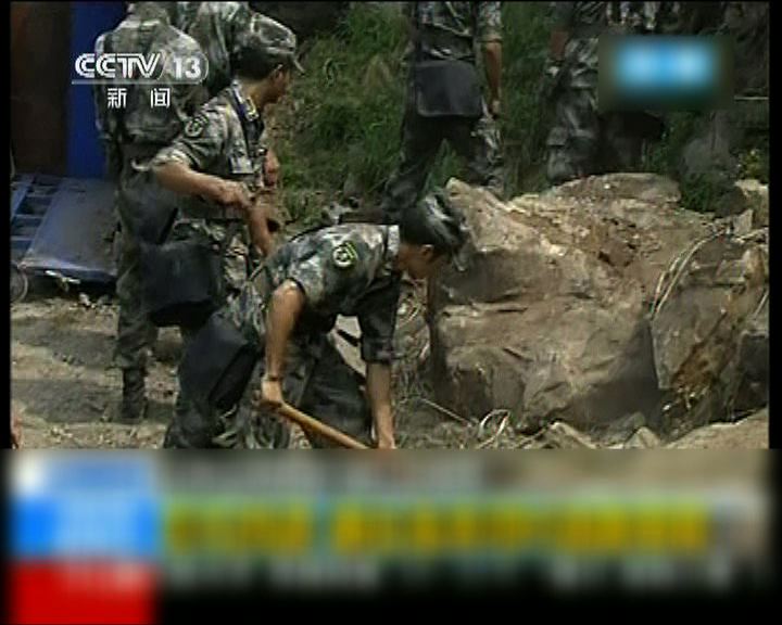 
救援人員冒險入雲南地震災區