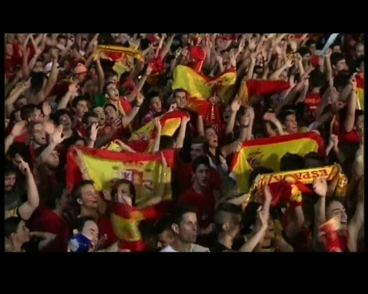 
西班牙球迷慶賀國家隊再奪歐國盃