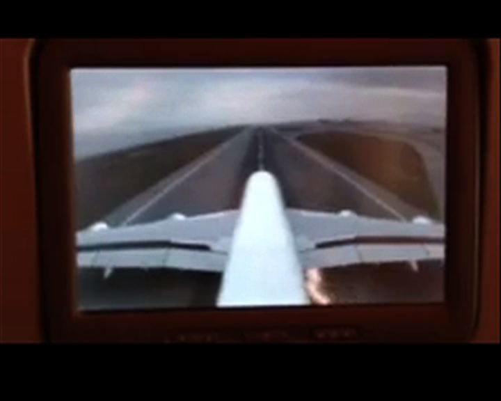 
阿聯酋A380客機着陸後爆胎