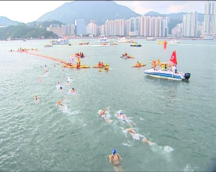 
梁振英主持維港渡海泳下水禮