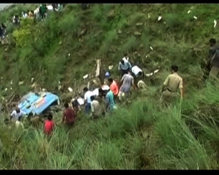 
印度巴士超載墜深谷逾百死傷