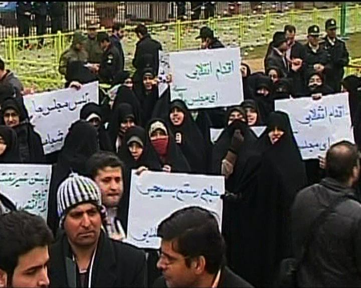 
伊朗學生促政府停輸原油到歐洲