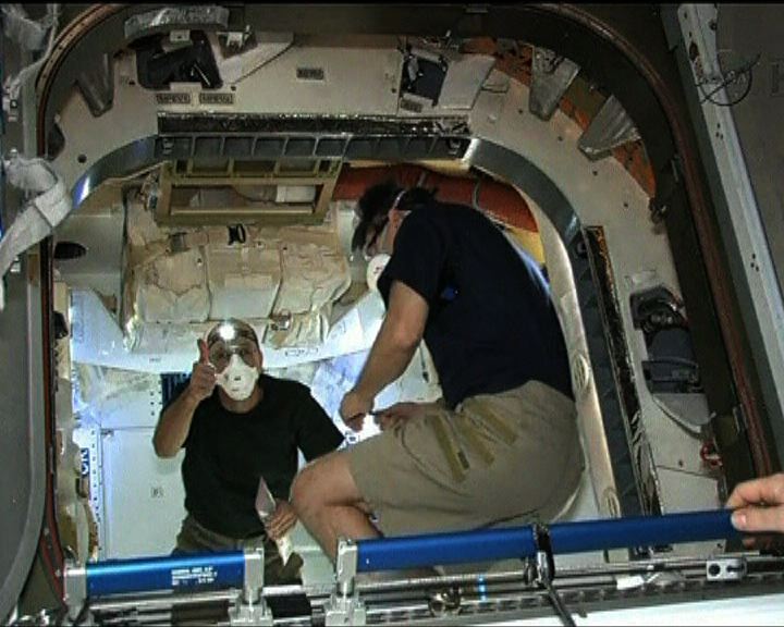 
太空站太空人進入飛龍號