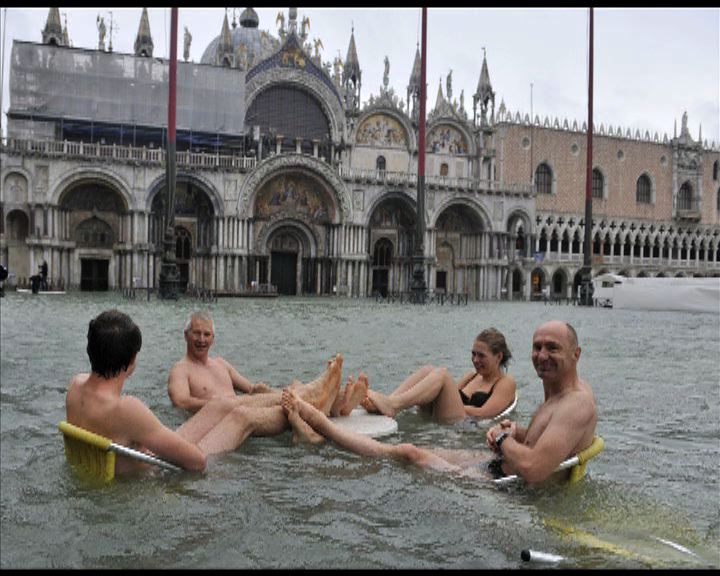 
威尼斯成澤國遊客地標暢泳