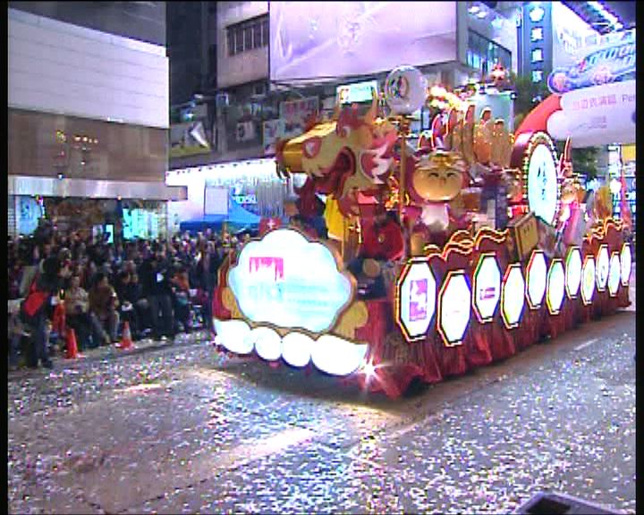 
10萬市民遊客圍觀花車巡遊