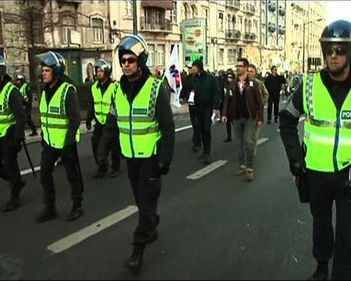 
葡萄牙支持和反政府民眾爆衝突