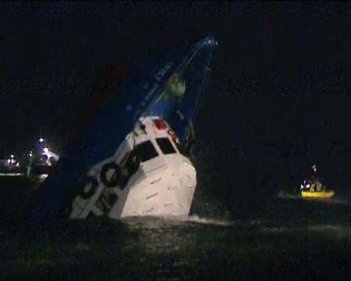 
港燈：船被攔腰撞導致意外