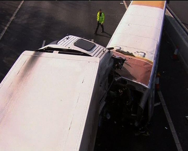 
英國巴士貨車相撞1死40傷
