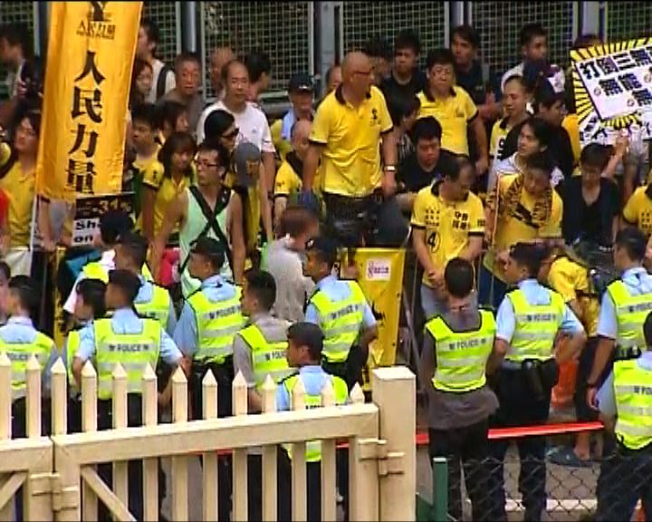 
論壇外警拘五男一女涉襲擊非禮