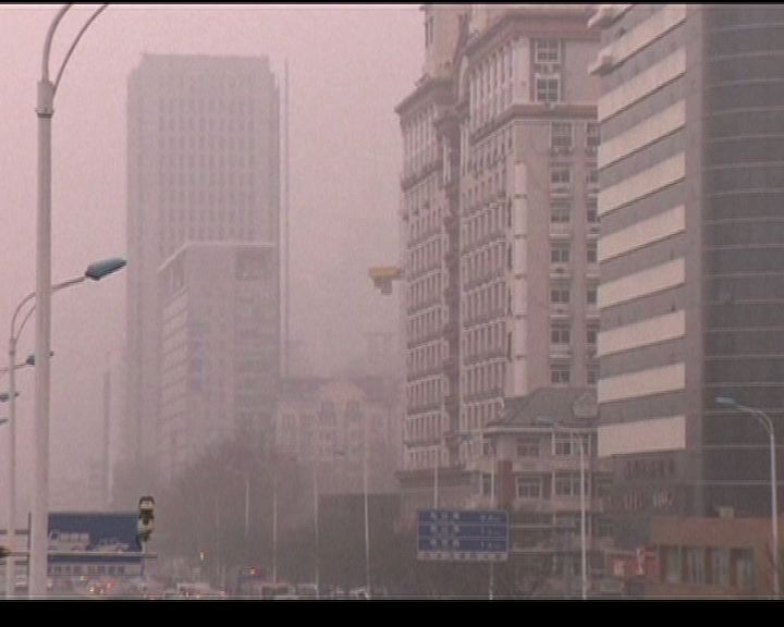 
北京霧霾加雨雪引發多宗車禍