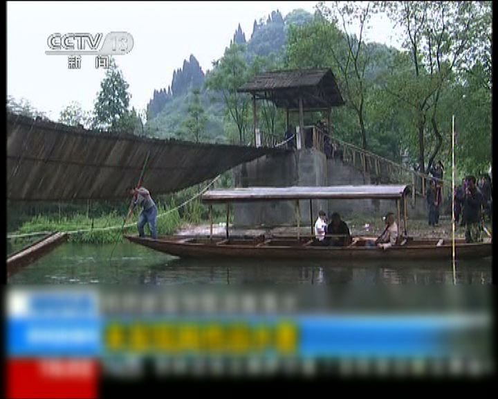 
鳳凰古城吊橋斷裂37遊客落水