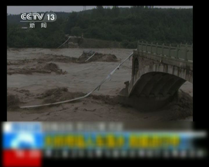 
四川受暴雨侵襲三座橋倒塌