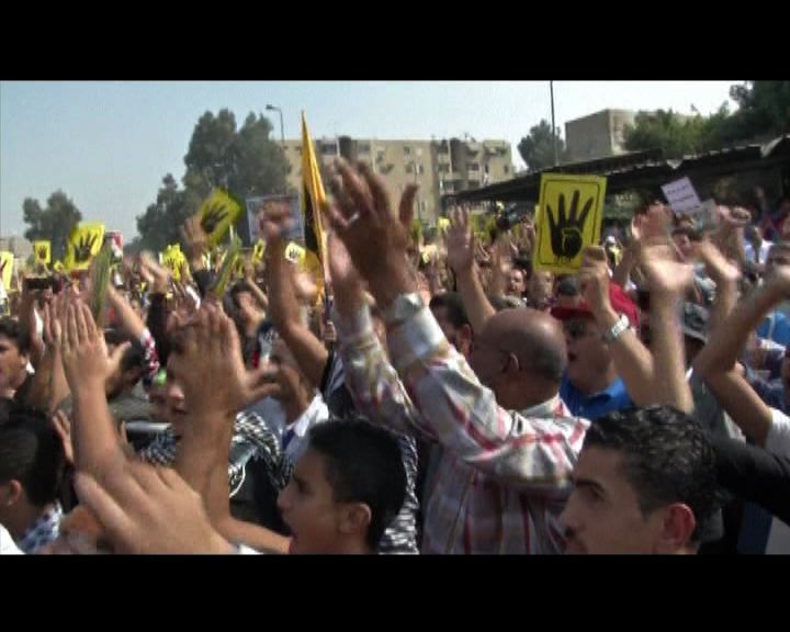 
支持者開羅示威抗議穆爾西受審
