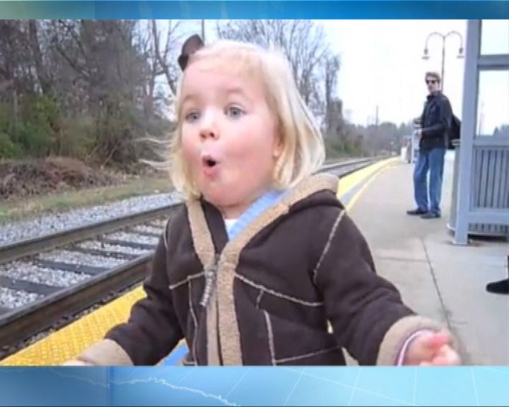 
環球薈報：英國3歲女童首次坐火車極興奮
