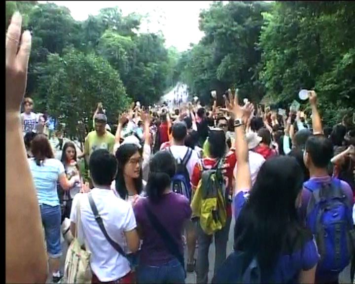 
數百市民行山反對郊野公園起樓