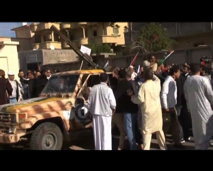 
利比亞武裝分子向示威民眾開槍
