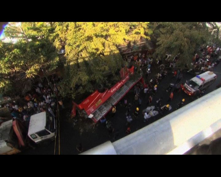 
菲巴士由高架公路墮地21人死