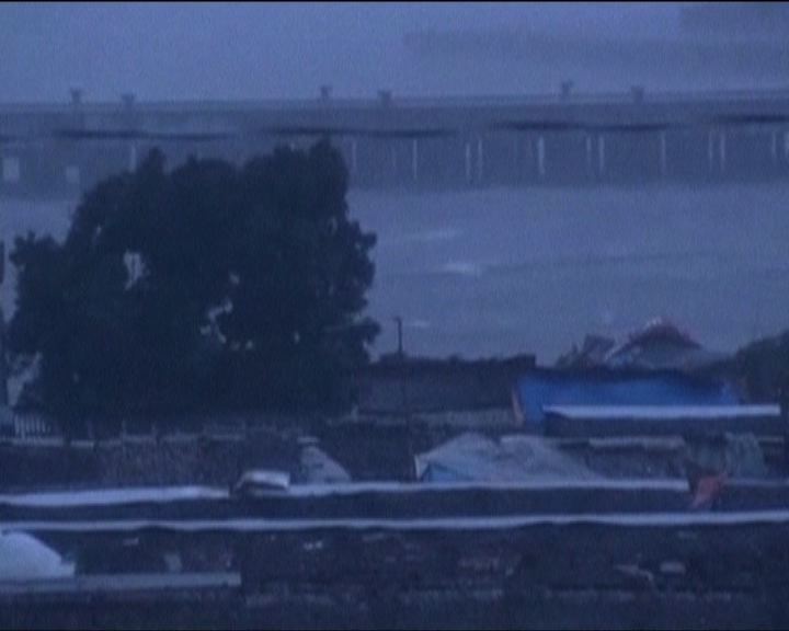
超強颱風海燕吹襲菲律賓最少四死
