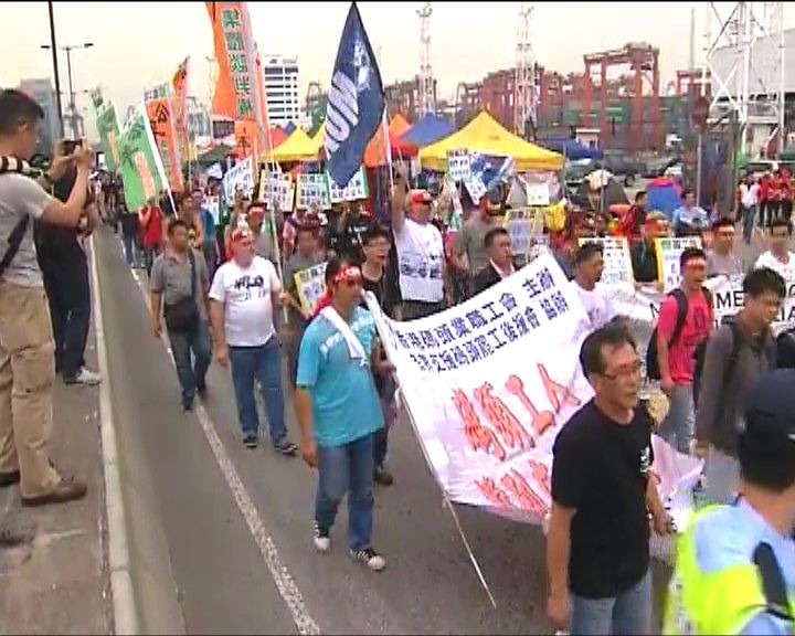 
碼頭罷工工人遊行往勞工處