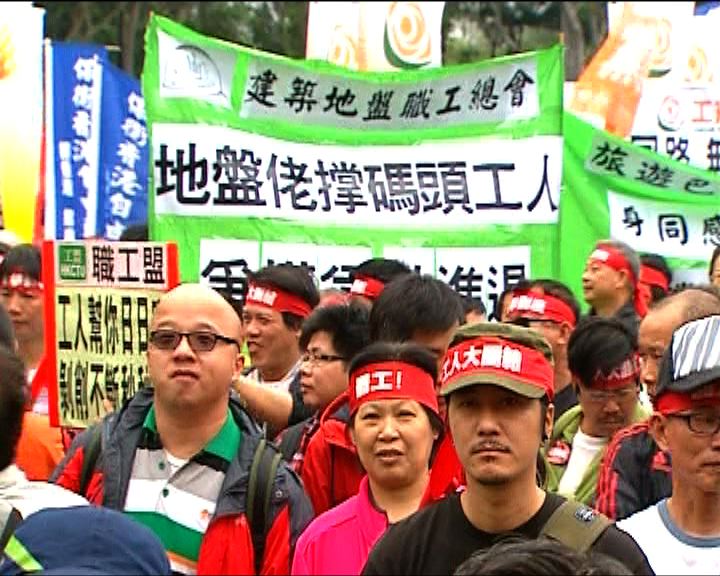
工人遊行至長江中心向門口掉紙球