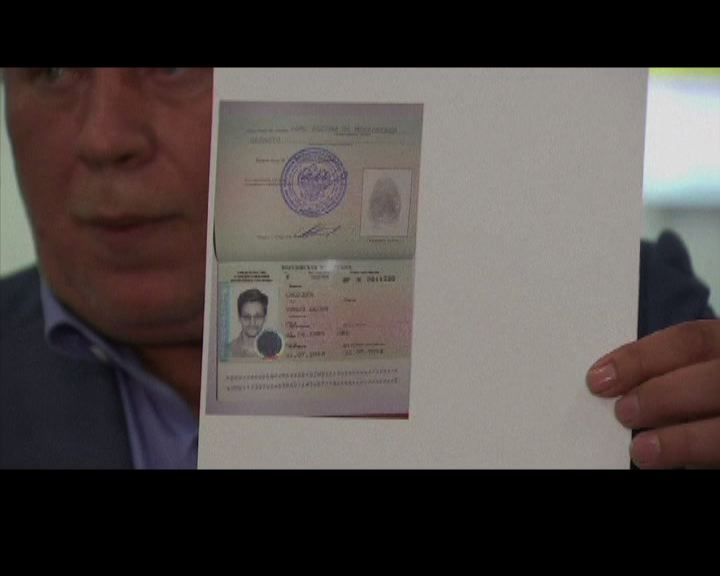
斯諾登獲發俄羅斯難民身分文件為期一年