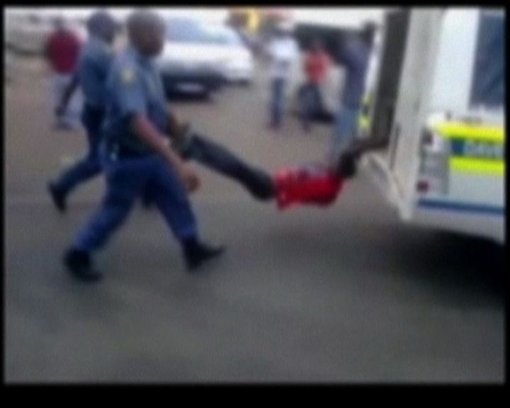 
南非警察虐待疑犯激起公憤