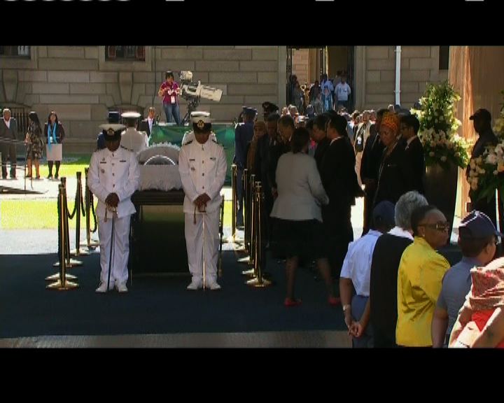 
曼德拉遺體告別活動繼續 周日舉行國葬