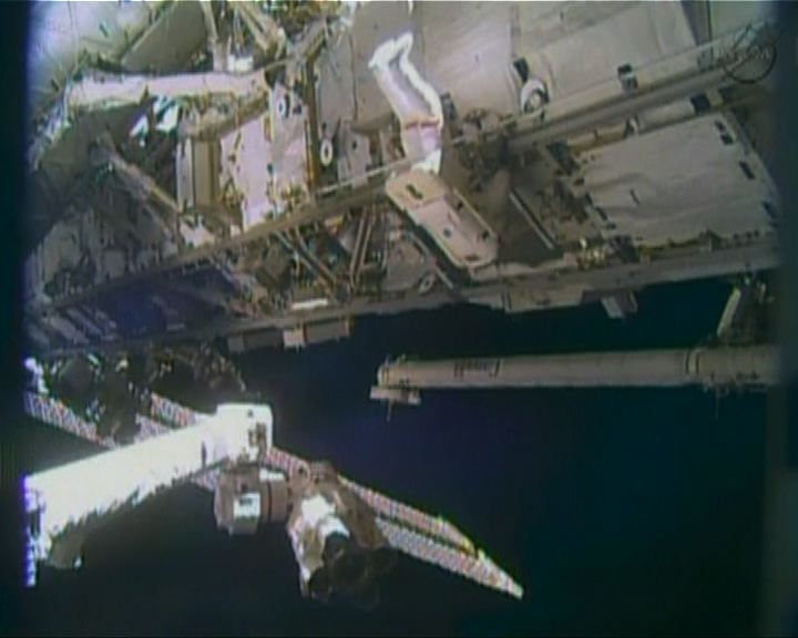 
太空人漫步維修太空站冷卻系統