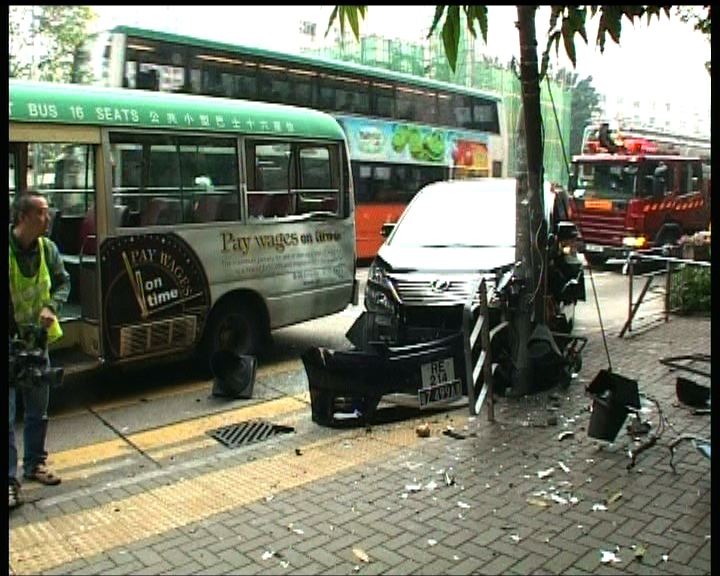 
柴灣道兩車相撞七人受傷送院