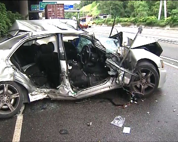 
葵涌私家車與貨櫃車相撞兩人傷